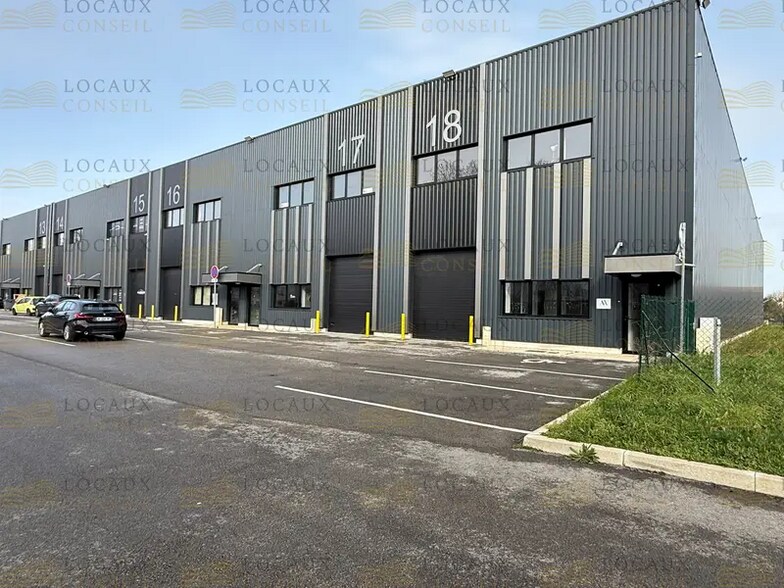 Light Industrial in Cergy to rent - Building Photo - Image 2 of 4