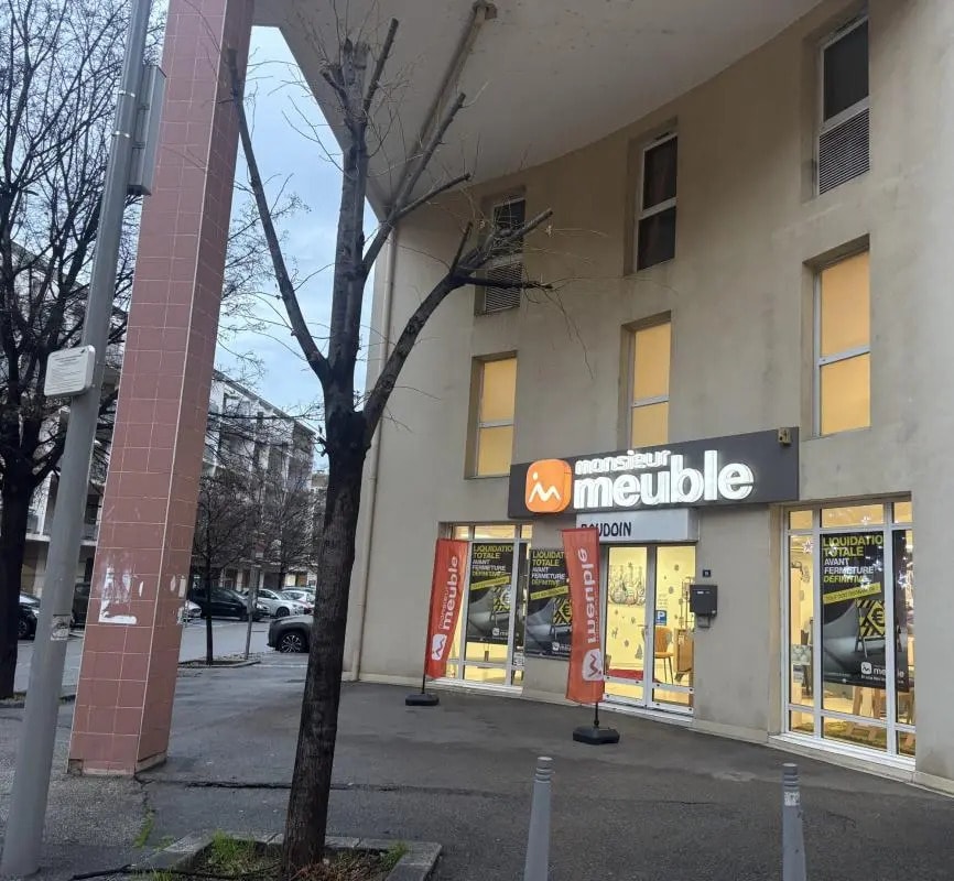 Retail in Aubagne to rent Building Photo- Image 1 of 7