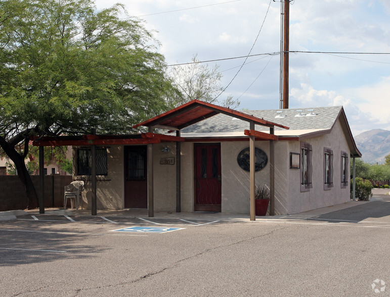 3958 E Fort Lowell Rd, Tucson, AZ for rent - Primary Photo - Image 1 of 3