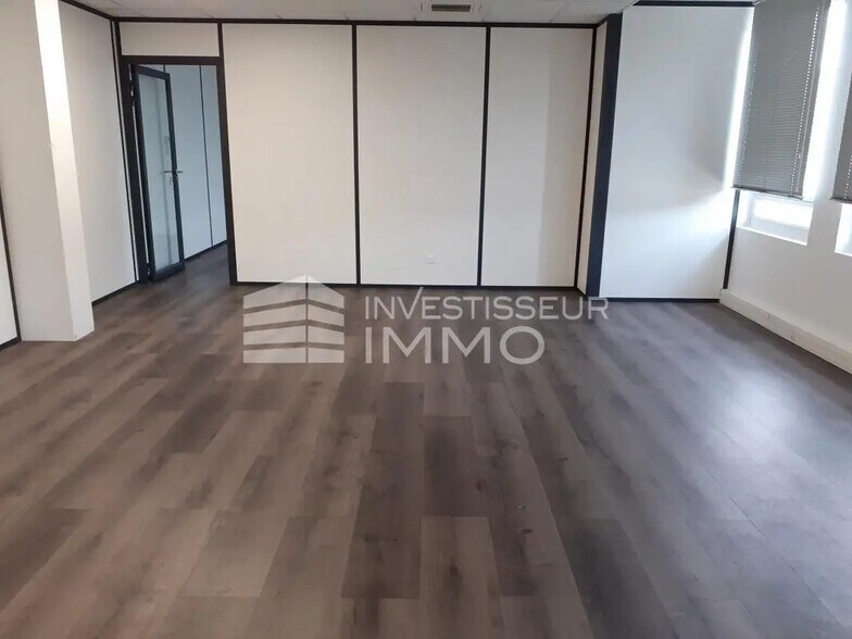 Office in Ris-Orangis to rent - Interior Photo - Image 3 of 5