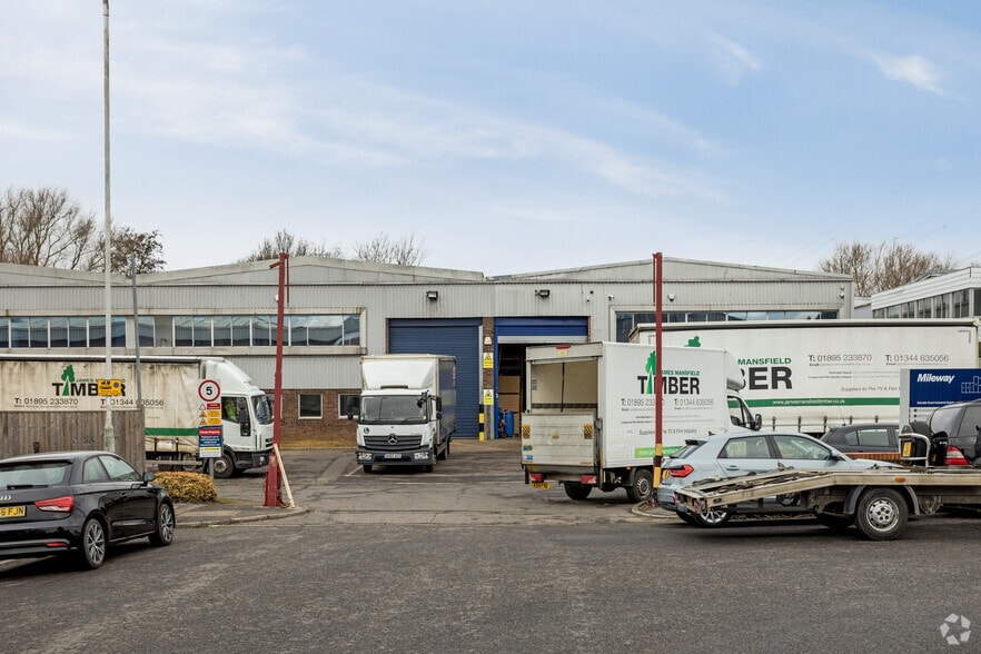 Eskdale Rd, Uxbridge to rent - Building Photo - Image 3 of 6