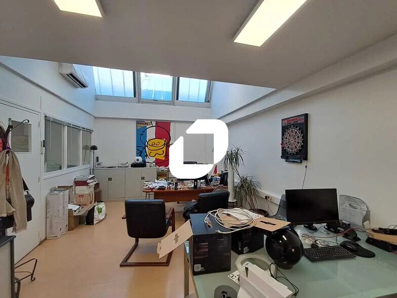 Office in Montrouge to rent - Interior Photo - Image 2 of 8
