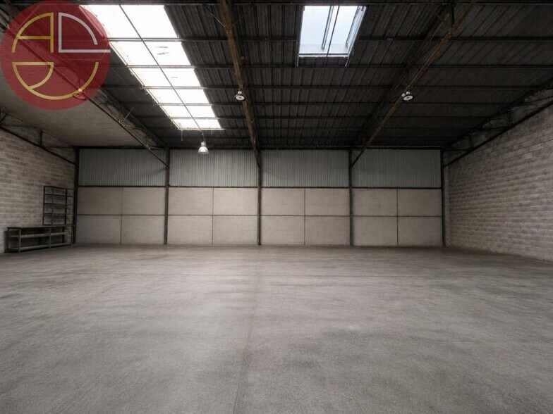 Industrial in Toulouse to rent - Interior Photo - Image 2 of 9