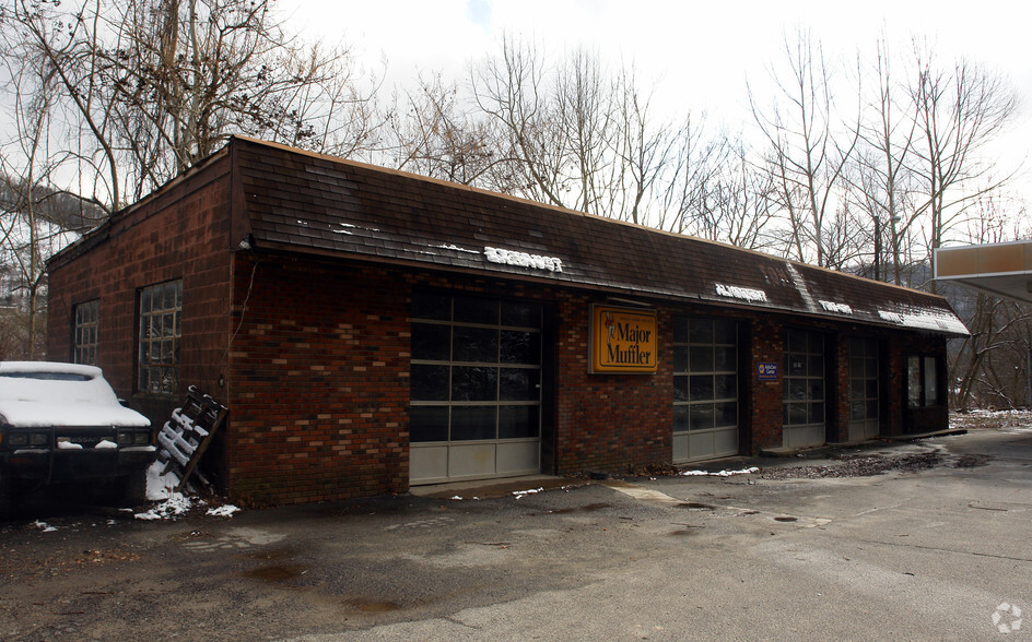 572 Justice Ave, Logan, WV for sale - Primary Photo - Image 1 of 1