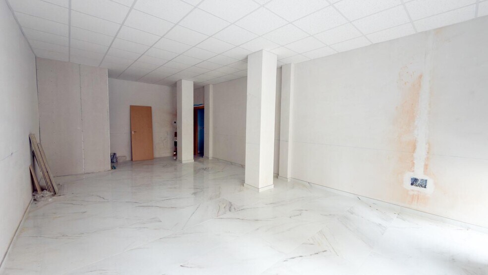 Retail in Cieza to rent - Interior Photo - Image 2 of 4