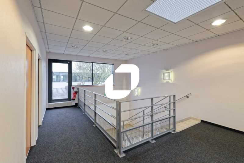 Office in Cergy to rent - Interior Photo - Image 3 of 25