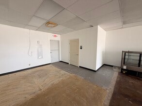 800-828 W Edmond Rd, Edmond, OK to rent Interior Photo- Image 2 of 2