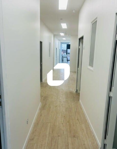 Light Industrial in Saint-Cloud to rent - Interior Photo - Image 2 of 4