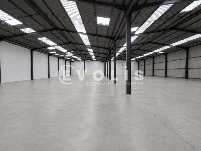 Light Industrial in Ozoir-la-Ferrière to rent - Interior Photo - Image 3 of 5