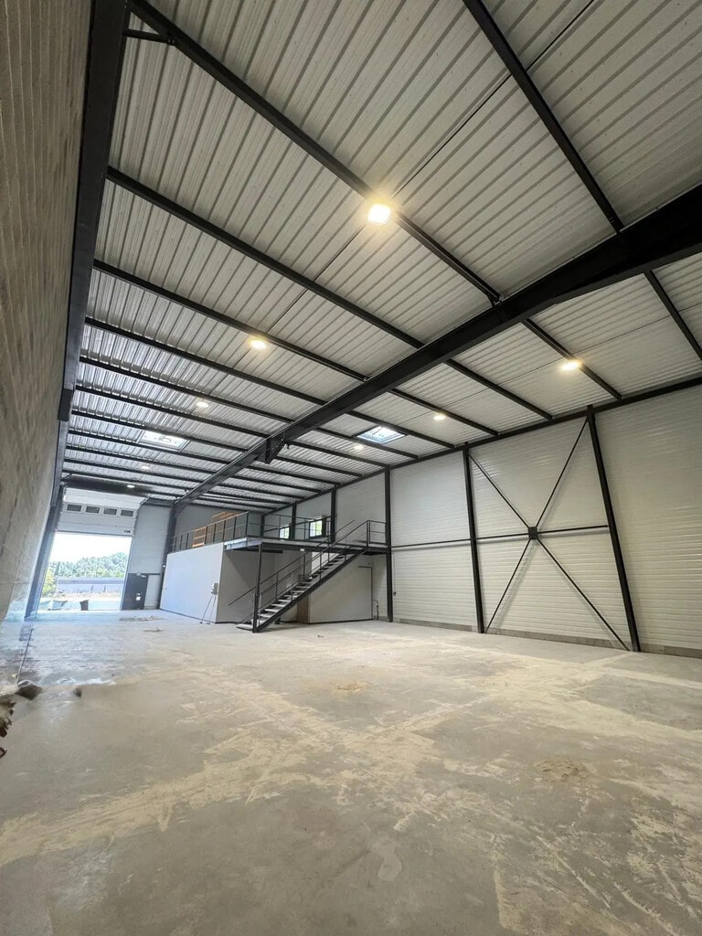 Location Local d'activités 493 m² - Photo 1
