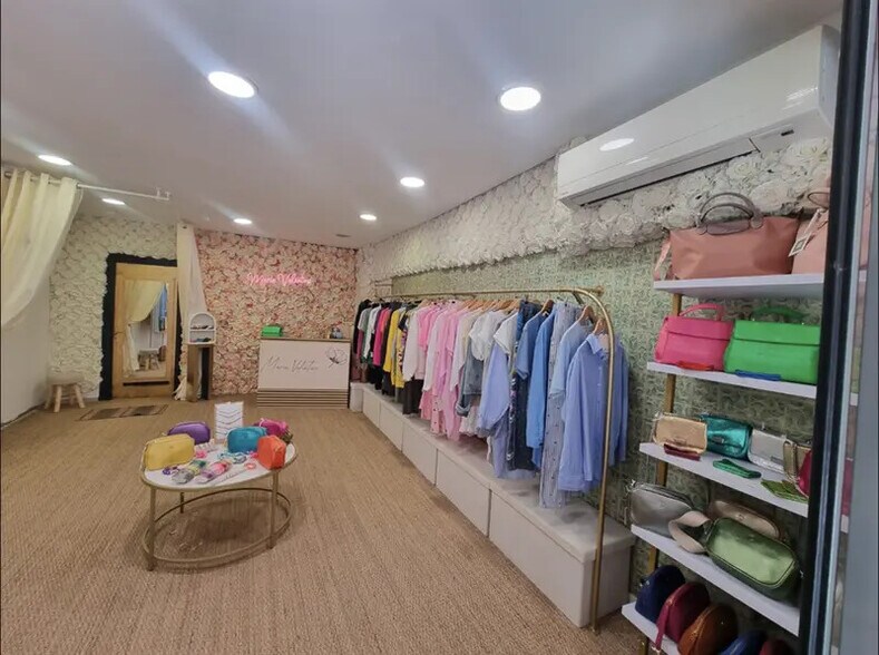 Retail in Sanary-sur-Mer to rent - Interior Photo - Image 2 of 2