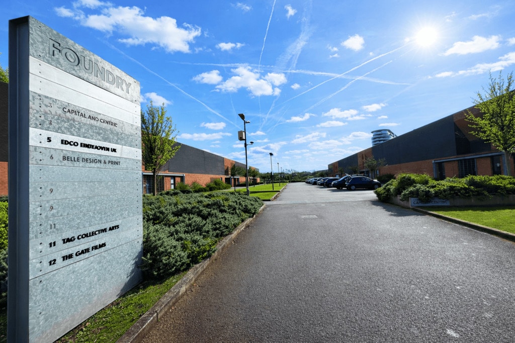 325 Ordsall Ln, Salford to rent Building Photo- Image 1 of 28