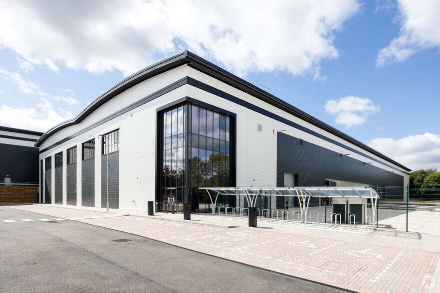 Jays Close, Basingstoke to rent - Building Photo - Image 3 of 34