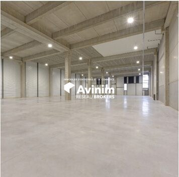 Industrial in Elancourt to rent - Interior Photo - Image 1 of 5