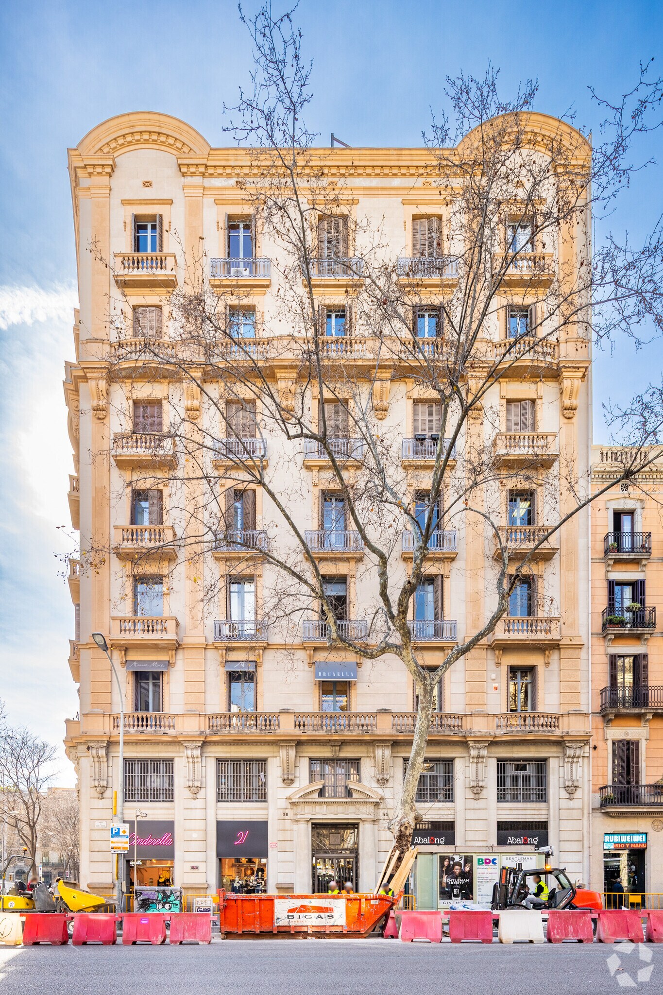 Retail in Barcelona, Barcelona to rent Building Photo- Image 1 of 3