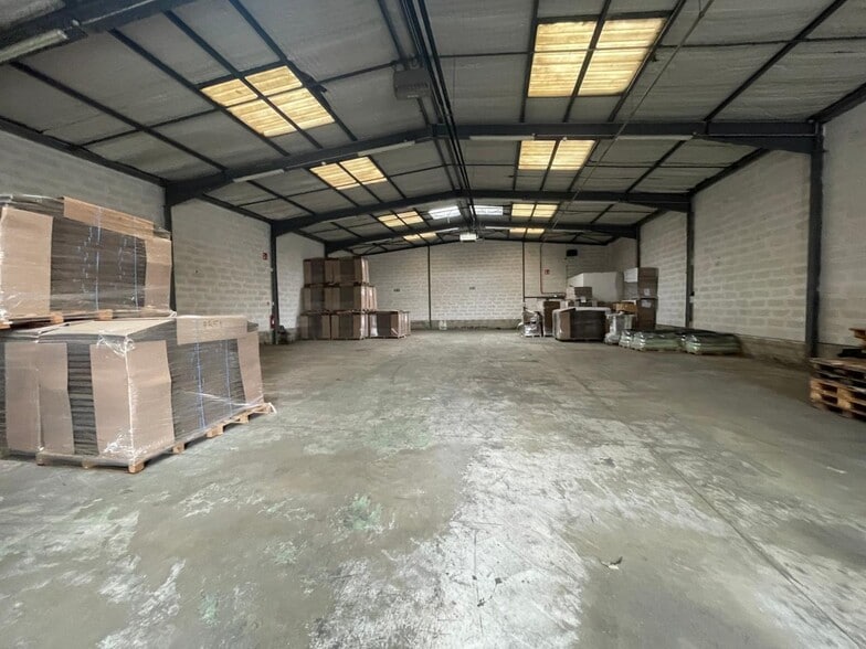 Light Industrial in Brétigny-sur-Orge to rent - Interior Photo - Image 3 of 7