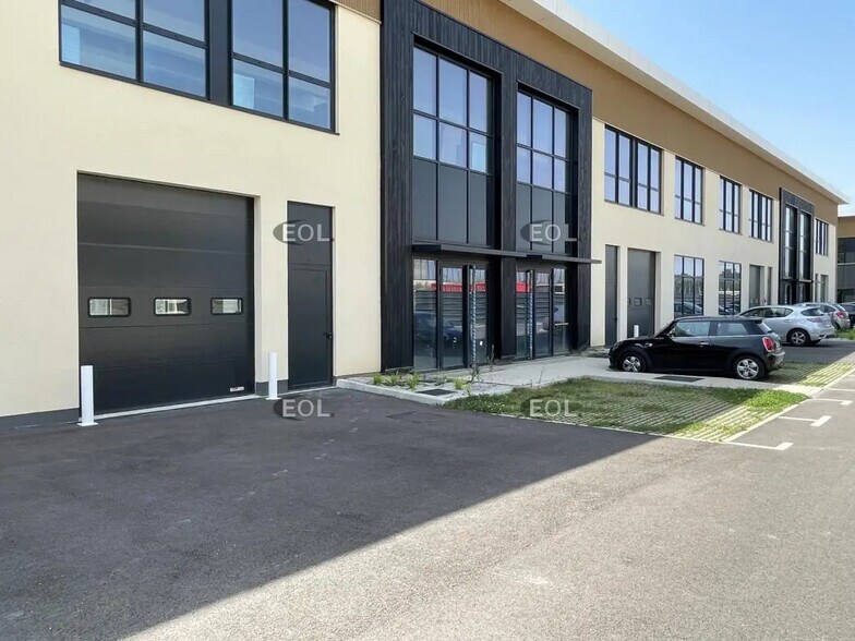 Light Industrial in Nanterre to rent - Building Photo - Image 1 of 19