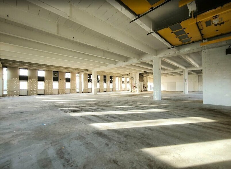 Light Industrial in Rungis to rent - Interior Photo - Image 3 of 3