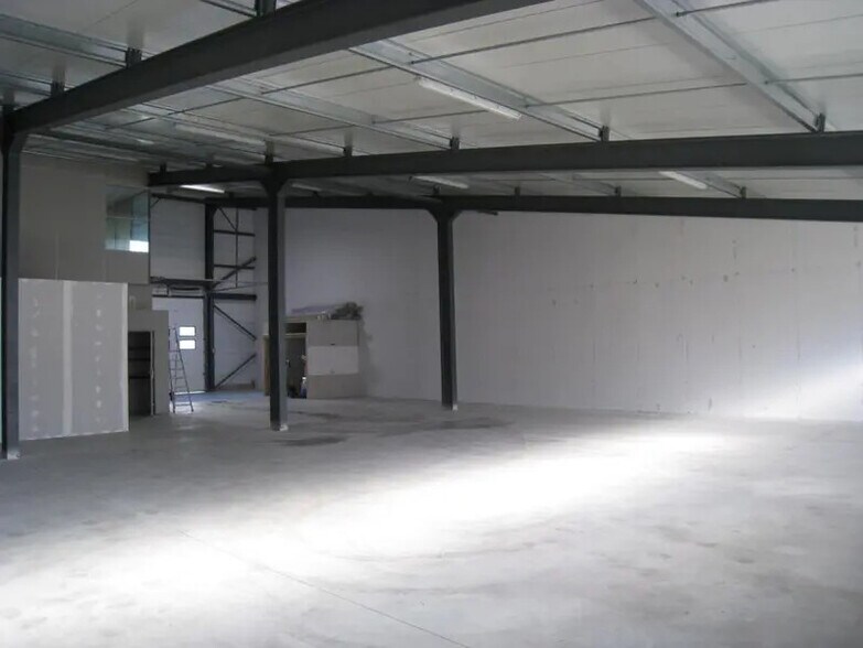 Industrial in Gémenos to rent - Building Photo - Image 2 of 5