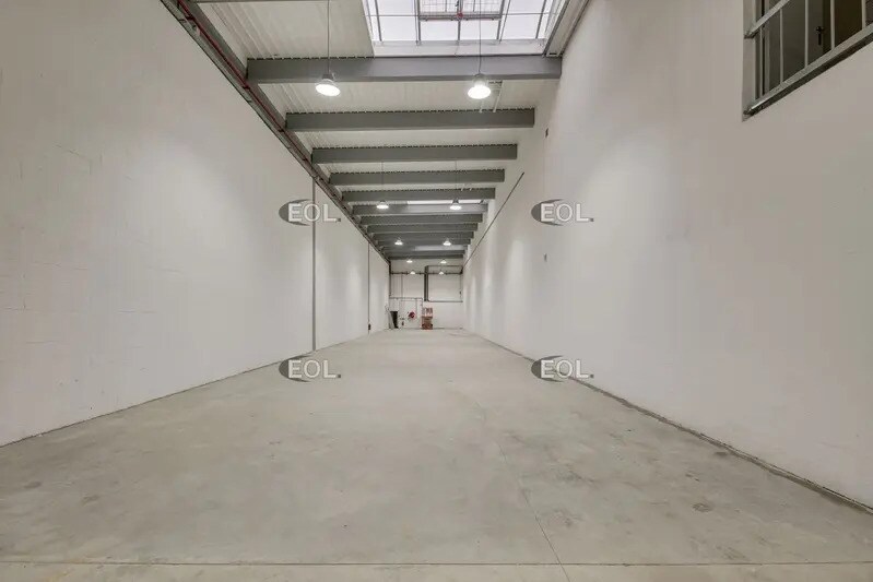 Light Industrial in Tremblay-en-France to rent - Interior Photo - Image 2 of 4