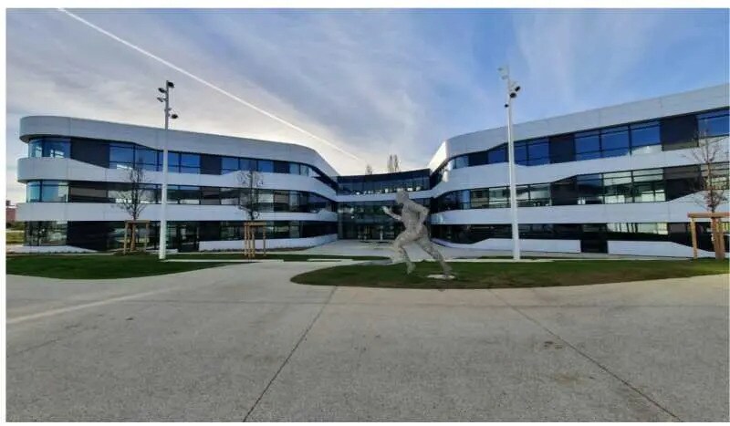 Office in Champagne-au-Mont-d'Or to rent Building Photo- Image 1 of 13