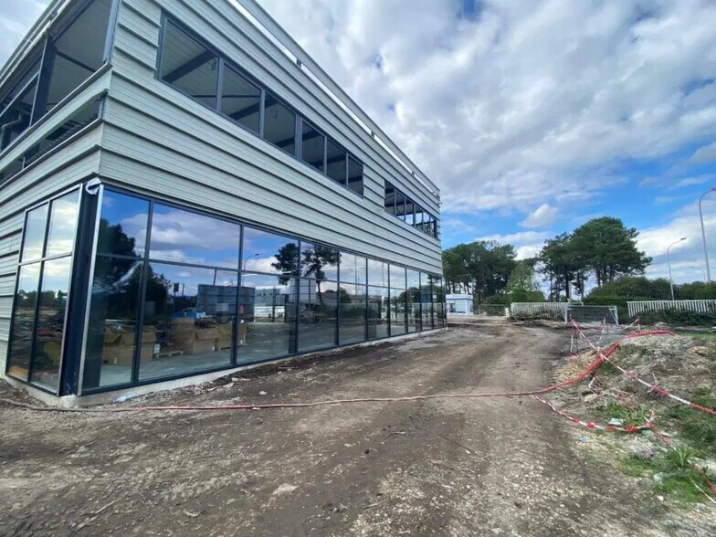 3 Rue Toussaint Catros, Le Haillan to rent - Building Photo - Image 2 of 27