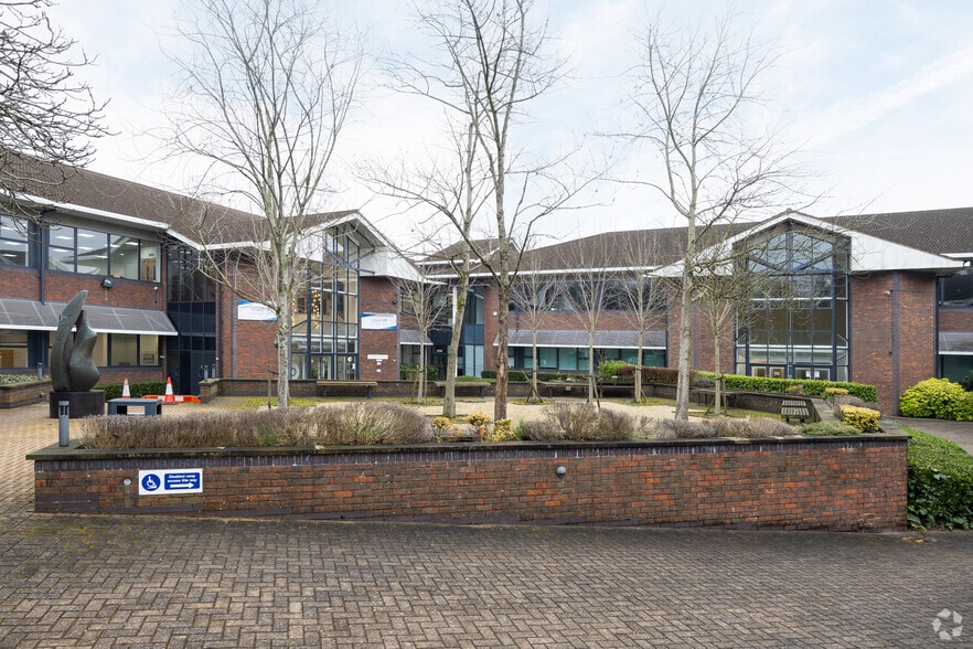 Jays Clos, Basingstoke to rent - Building Photo - Image 3 of 9