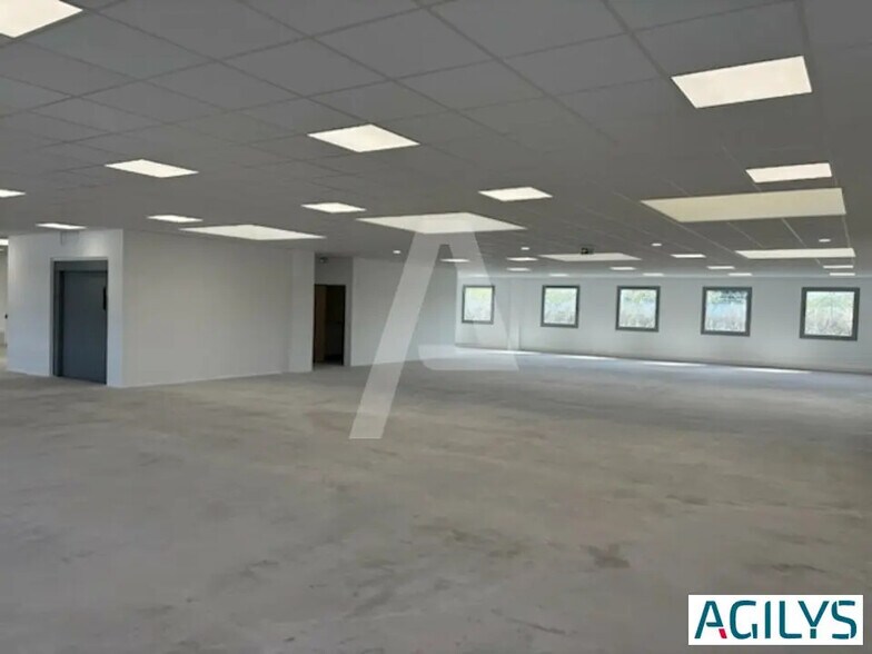 Light Industrial in Lisses to rent - Interior Photo - Image 2 of 11