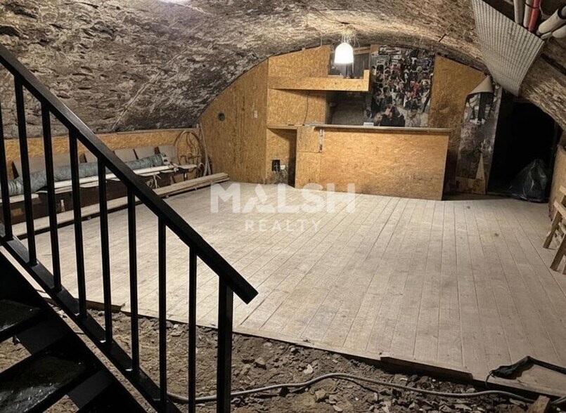 Retail in Lyon to rent - Building Photo - Image 2 of 7