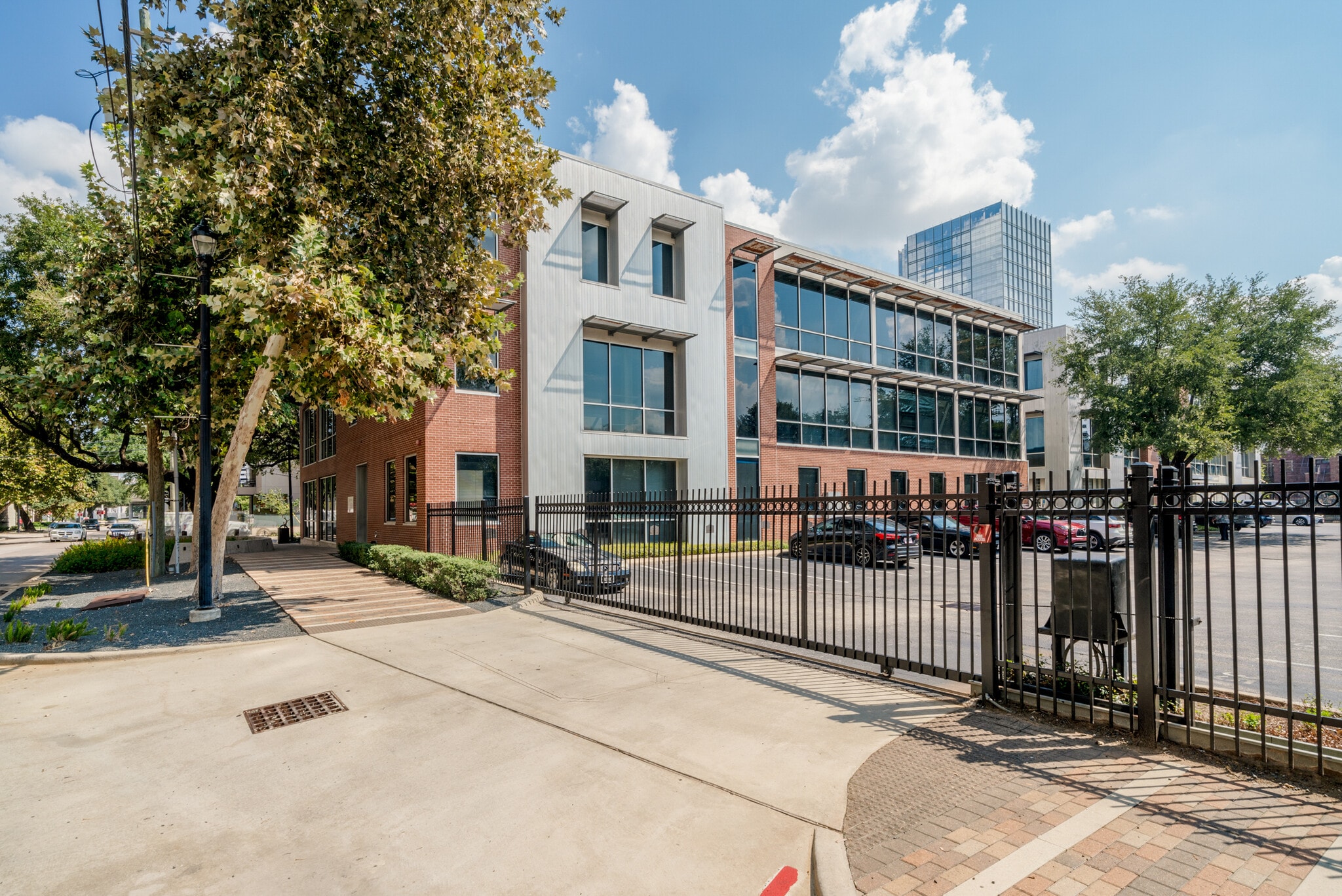 402 Pierce, Houston, TX to rent Building Photo- Image 1 of 11
