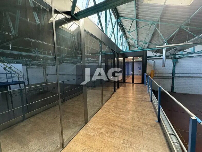 Light Industrial in Villeurbanne to rent - Interior Photo - Image 2 of 13