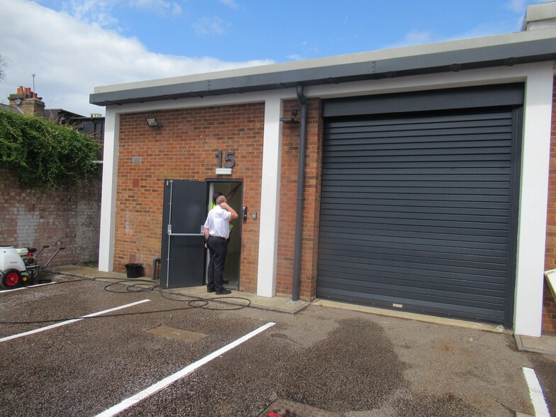 Glenville Mews, London to rent - Building Photo - Image 2 of 4