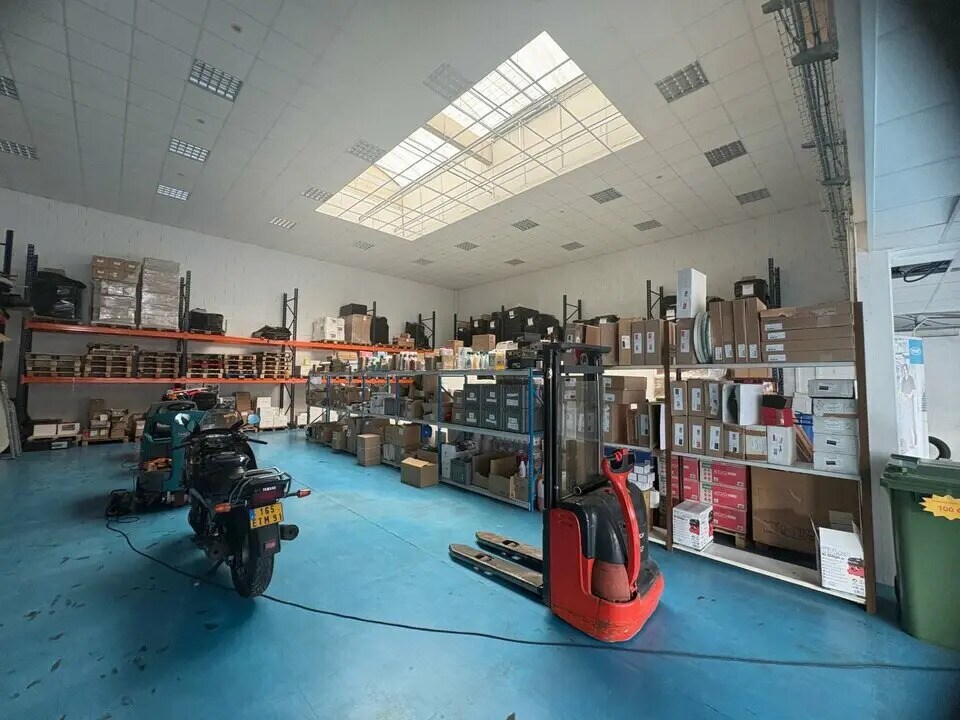 Light Industrial in Savigny-le-Temple to rent Interior Photo- Image 1 of 8