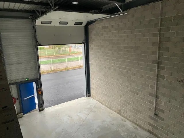 Location Local d'activités 260 m² - Photo 1