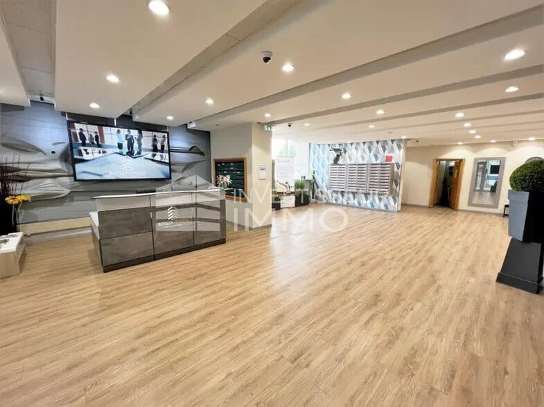 Office in Boissy-Saint-Léger to rent - Lobby - Image 3 of 9
