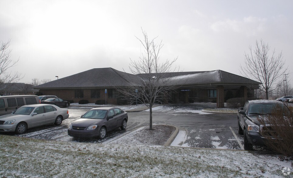 3390 E Jolly Rd, Lansing, MI for rent - Building Photo - Image 2 of 3