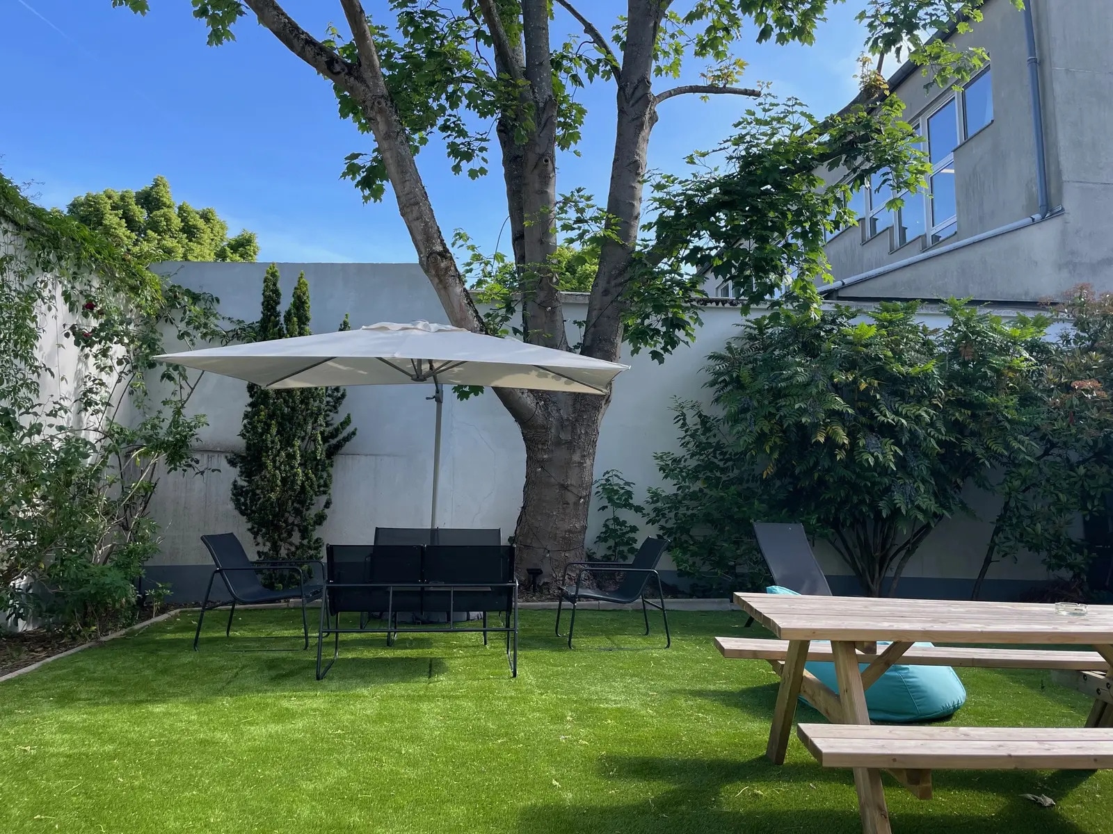 35 Rue Des Chantiers, Versailles to rent Building Photo- Image 1 of 3