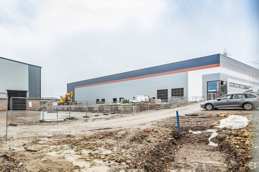 Greenside Way, Manchester to rent - Building Photo - Image 2 of 4