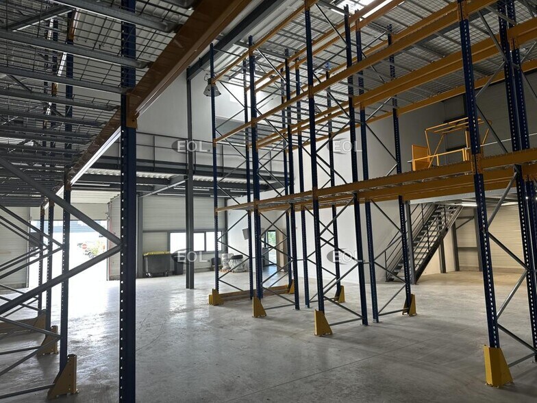 Light Industrial in Servon to rent - Building Photo - Image 1 of 14