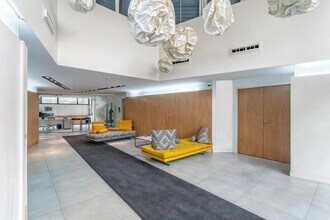 90-94 Rue De Villiers, Levallois-Perret to rent Lobby- Image 2 of 7