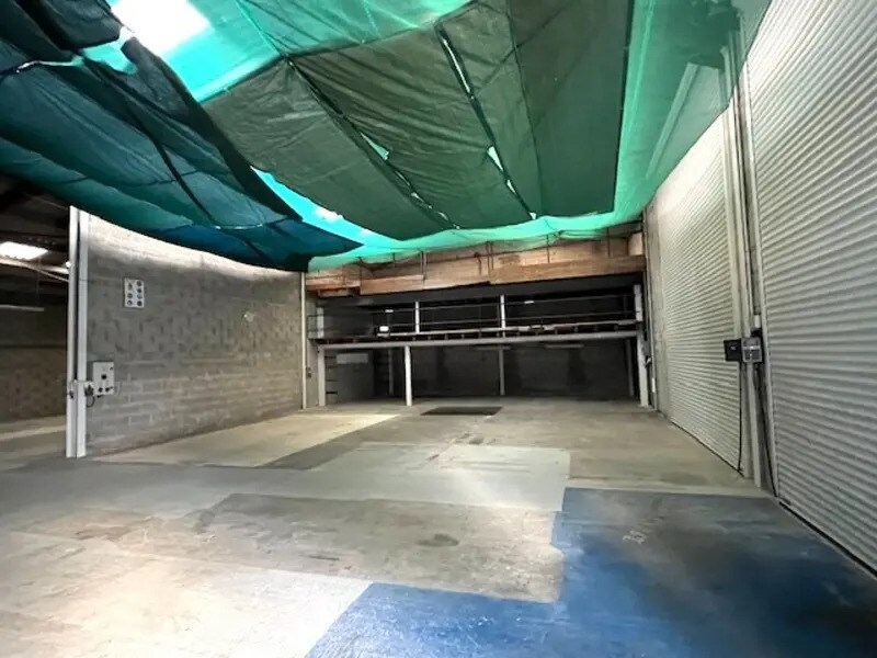 Location Local d'activités 360 m² - Photo 1