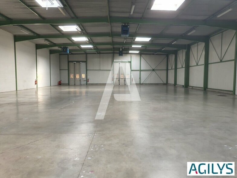 Light Industrial in Saint-Thibault-des-Vignes to rent - Interior Photo - Image 2 of 7