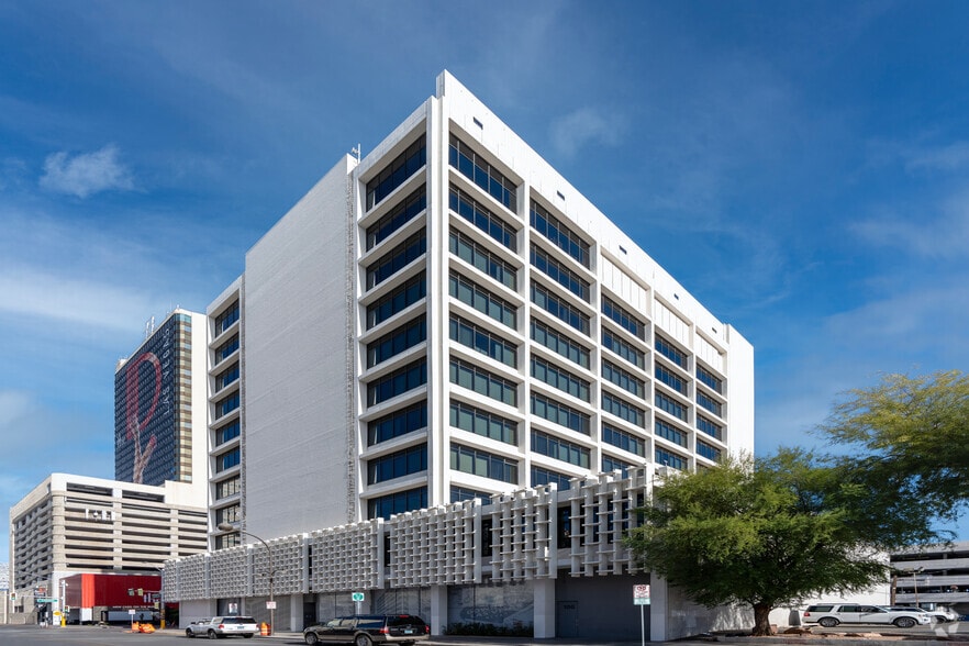 302 E Carson Ave, Las Vegas, NV to rent - Building Photo - Image 2 of 8