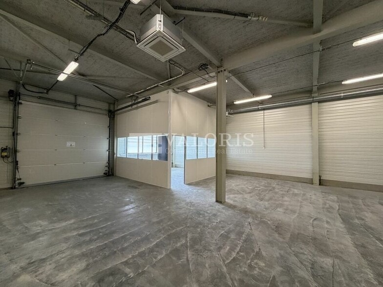 Light Industrial in Champagne-au-Mont-d'Or for sale - Interior Photo - Image 2 of 11
