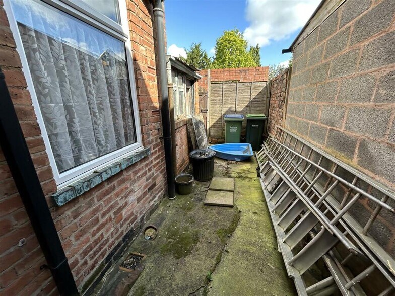 66 Three Shires Oak Rd, Smethwick for sale - Building Photo - Image 2 of 8