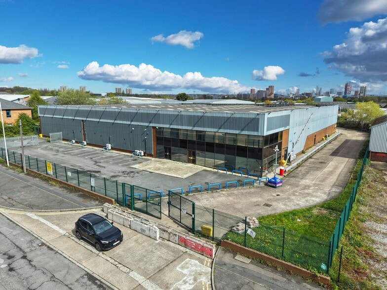 55 Lowfields Rd, Leeds to rent - Building Photo - Image 2 of 5