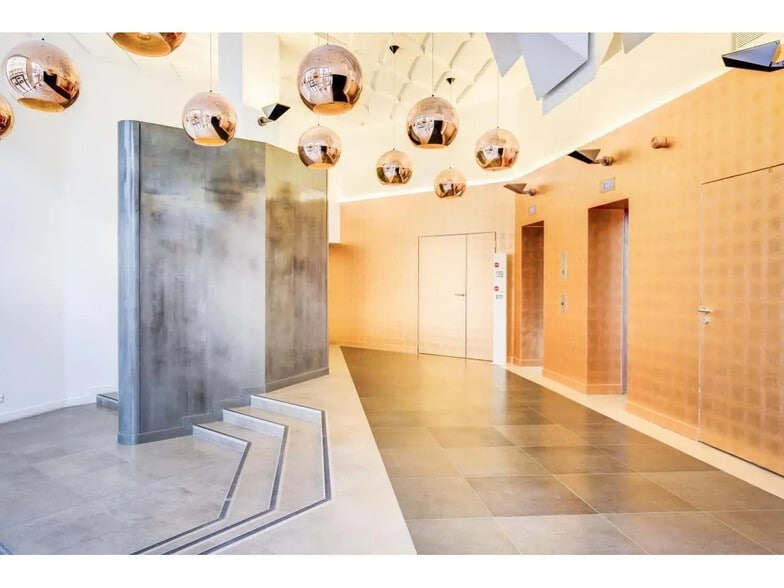 6 Avenue Gustave Eiffel, Montigny-le-Bretonneux to rent - Lobby - Image 2 of 11