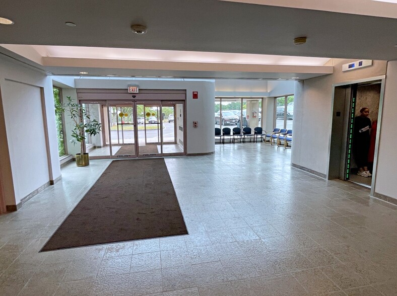 3 Woodland Rd, Stoneham, MA for rent - Lobby - Image 2 of 7