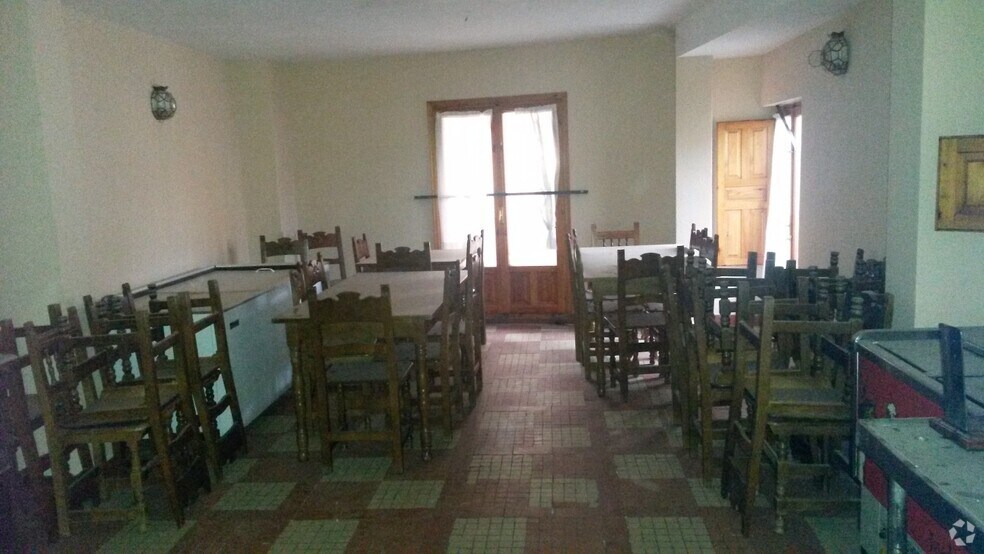 Retail in Segovia, Segovia to rent - Primary Photo - Image 1 of 4