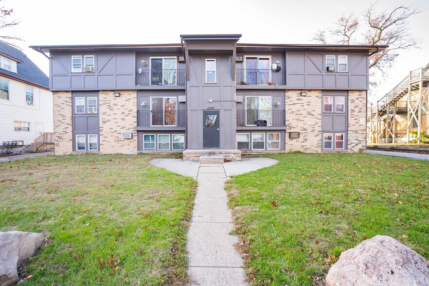 Drake University Area Multifamily portfolio of 5 properties for sale on LoopNet.co.uk - Building Photo - Image 1 of 12